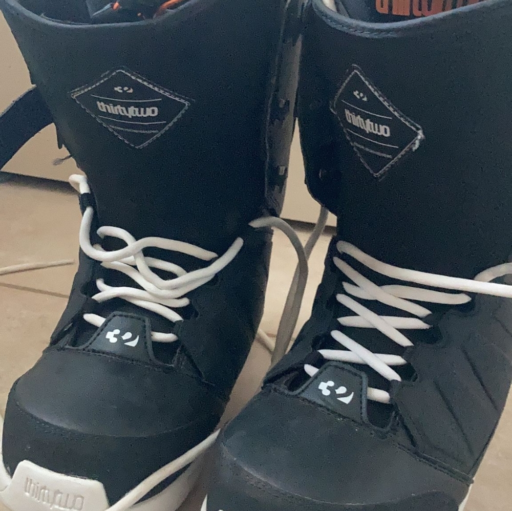 Thirty two men's snowboarding boots size 8